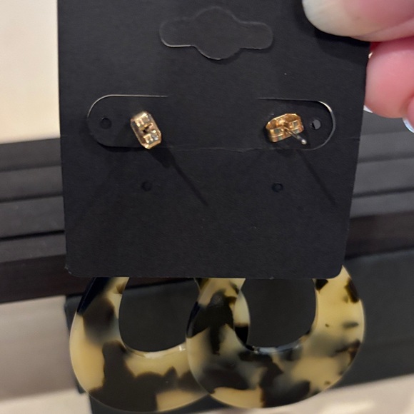 Acrylic Tortoise Shell Teardrop Earrings. Excellent Used and Clean Condition. - Picture 5 of 10